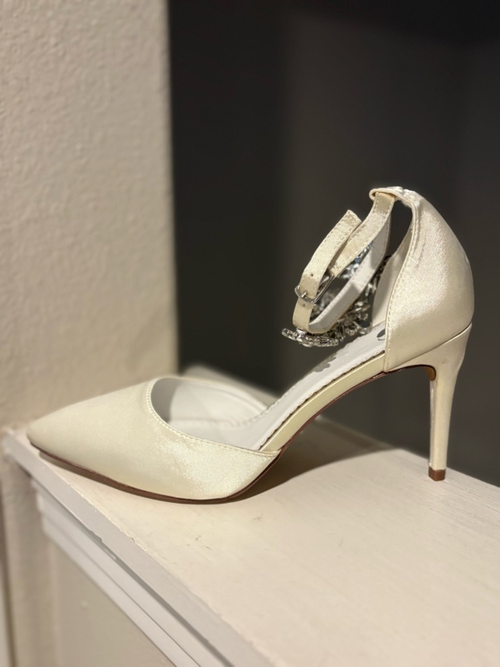 Journee Collection Women's Loxley 3.5” Heels Cream Size 10 Worn 3x In Good Shape - Picture 4 of 9